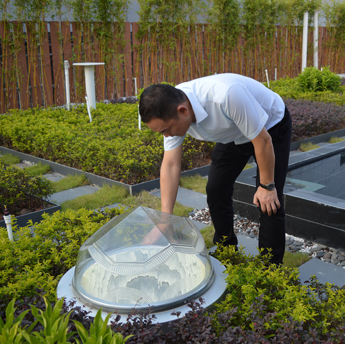 好奇的客戶(hù)在體驗(yàn)這“顆”鉆石型的導(dǎo)光管采光系統(tǒng)